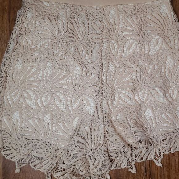 Lace Romper with Keyhole Low Back. - Picture 4 of 6